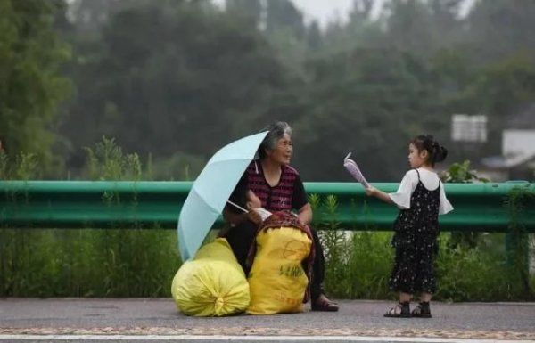 联合村|实拍巢湖沿岸居民大转移：村民敲锣提醒，百岁老人乘公交车转移