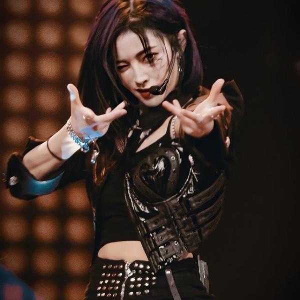  选手|《青春有你2》开全麦，虞书欣实力原形毕露，成员都被质疑