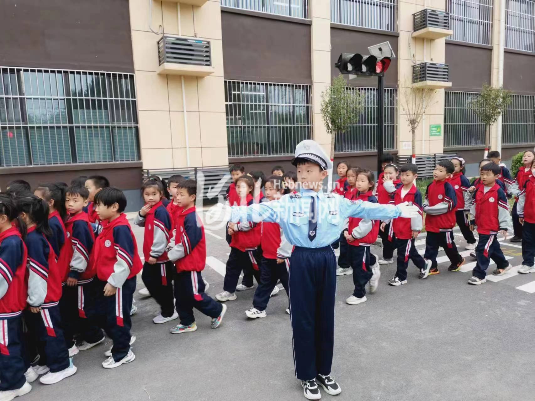 萌娃上“路”指挥，邯郸一小学打造校园模拟道路交通安全体验区