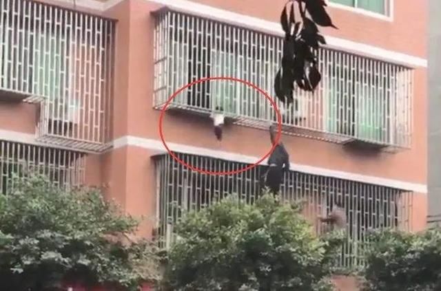  候车|又有孩子被卡住了！这次是火车站候车椅缝隙