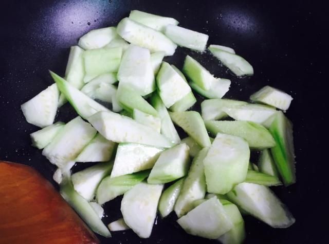  晒黑|七月别吃猪肉了，就吃它，2块钱炒一盘，清爽可口，皮肤不怕晒黑