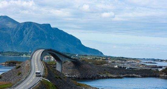 司机|全球最“诡异”的桥梁,明明前方看不到路,为何司机完全不怕?