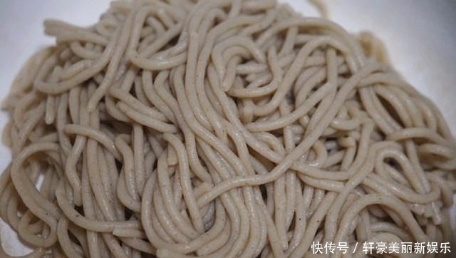  荞麦面|天热吃凉面，很多人都不知面条加入它，劲道又爽滑