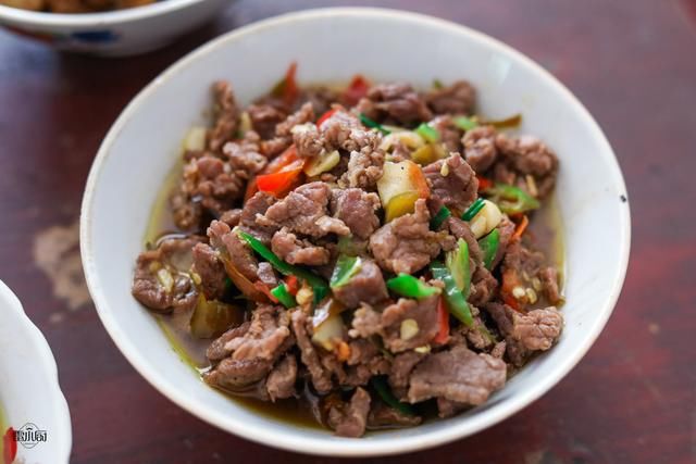  朴实|亲戚来陪二伯过生日，二伯母做了9个菜招待，网友：朴实的农家菜