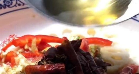  7孔|做凉拌莲藕先放醋还是先撒盐？大部分人做错了，难怪不爽脆还发黑