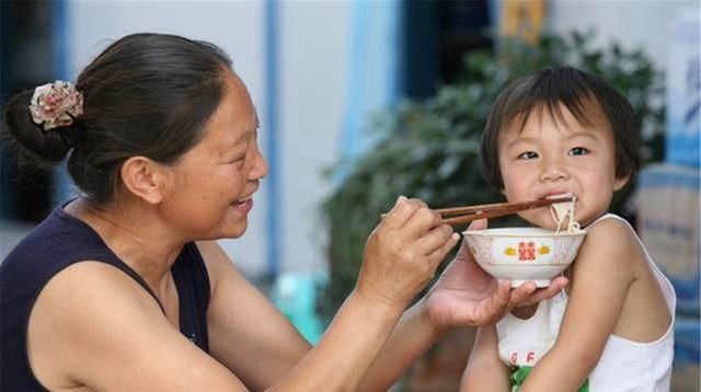  羞愧|“我养弟弟，谁养我儿子？”大女儿一声质问，让高龄父母羞愧