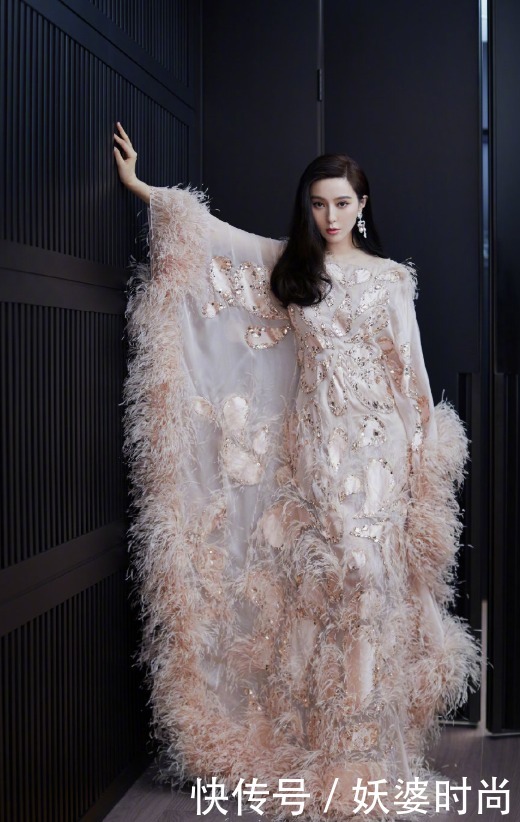 老态|昔日女神真败了?与网红第一女神合照老态明显,素颜出镜面色憔悴