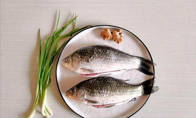  好喝|炖鱼汤时，难怪不好喝，第一步就错，多加这一步，鱼汤好喝又鲜美