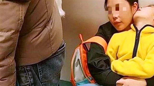 让座|公交车上抱着孩子的宝妈，被老太逼让座，宝妈的举动让人敬佩