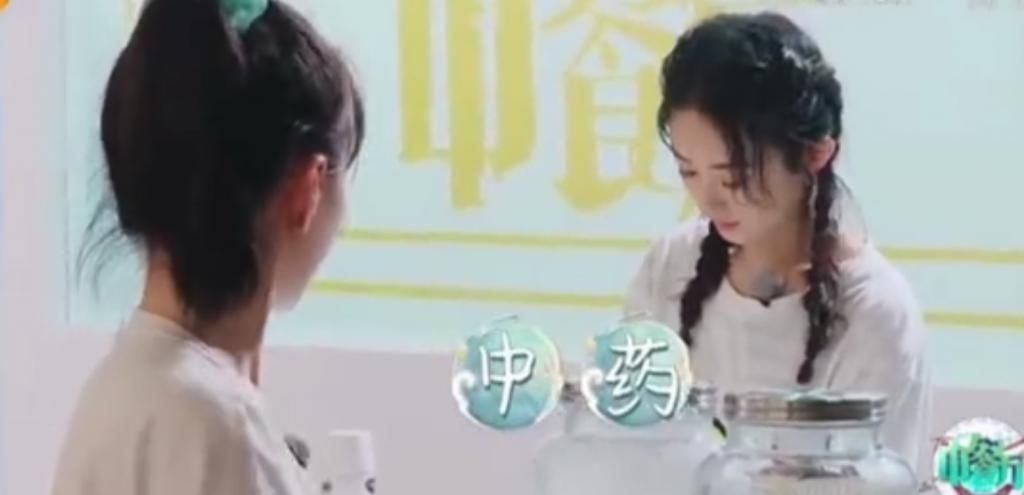  赵丽颖|赵丽颖在《中餐厅》为啥老是把外套系在腰上？原因很无奈，女生都懂