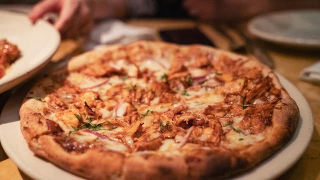 迪拜|迪拜人吃什么?到菜市场转一圈就明白了,帝王蟹、鲨鱼,应有尽有