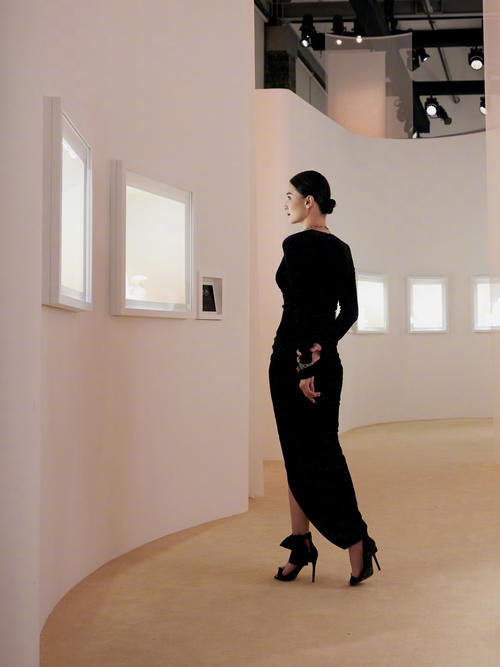 造型|宋佳造型真圈粉，穿丝绒裹身裙复古明艳，真是40＋女性穿搭教科书