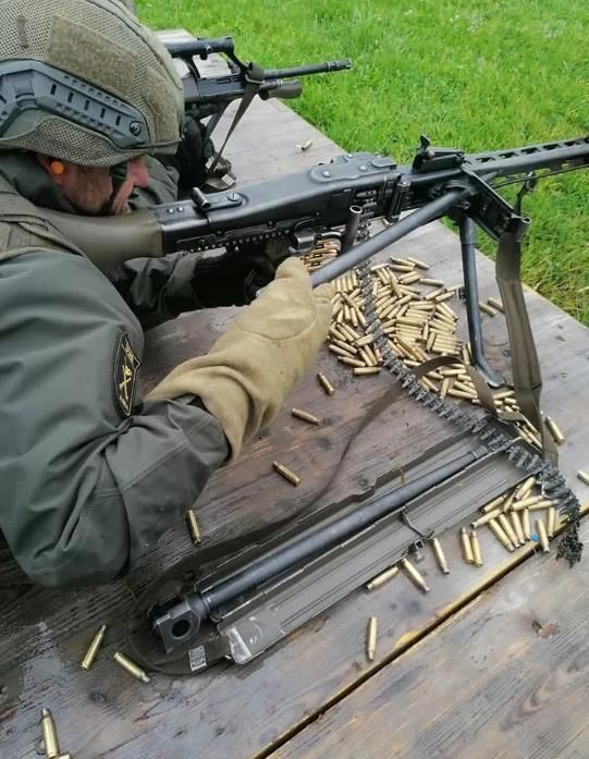  老当益壮|奥地利士兵训练，AUG步枪老当益壮，还能再战三十年