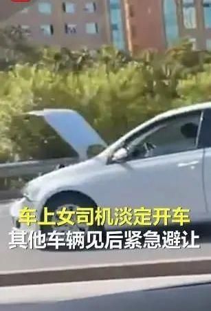  吓人|抱两娃开车、酒驾红绿灯睡觉……这些司机的“神操作”太吓人
