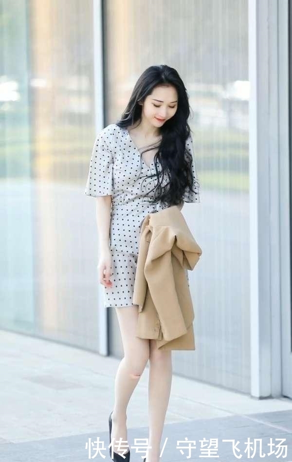驼色|甜美波点裙,搭配驼色风衣,尽显独特女人味