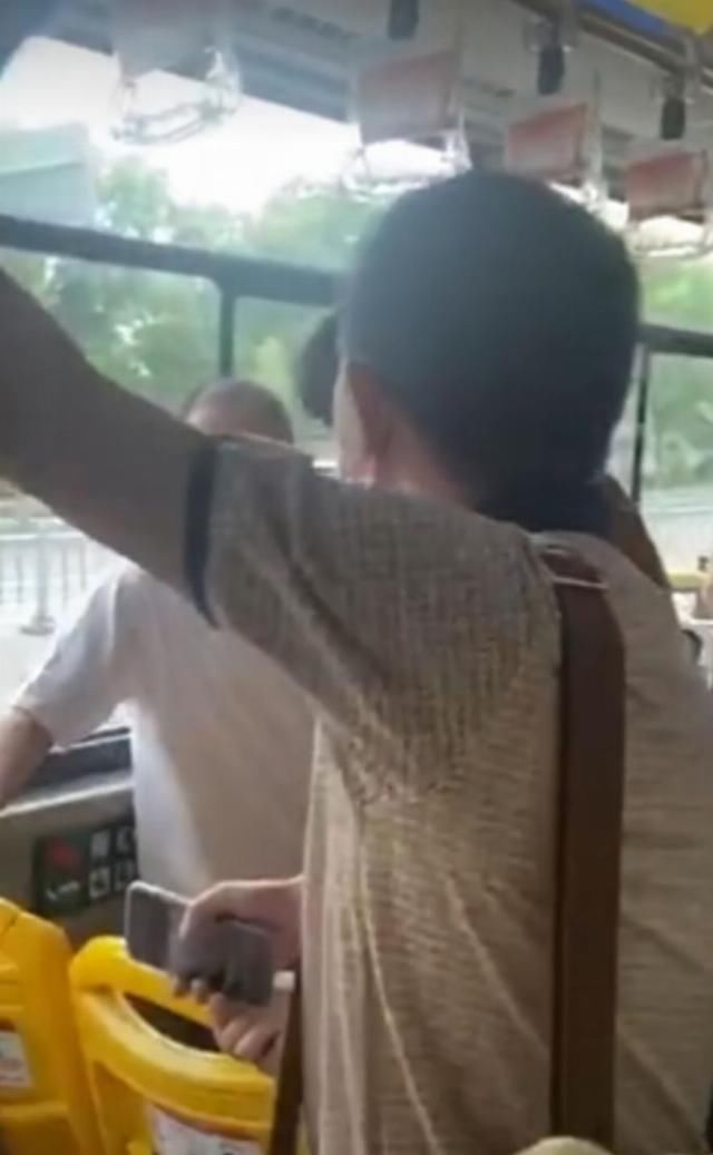 公交车|公交车上因为不让座就被殴打辱骂，是坏人变老了还是老人变坏了？