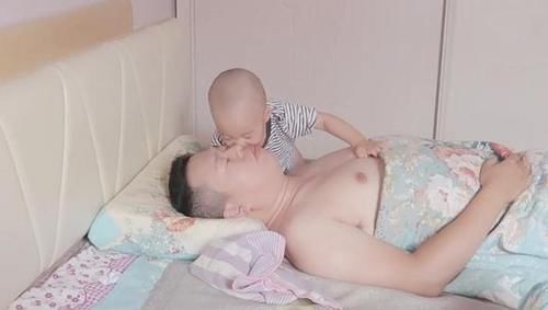  爸爸|爸爸睡觉太香甜，宝宝饿了1小时，又踹又打，最后使出绝招才叫醒