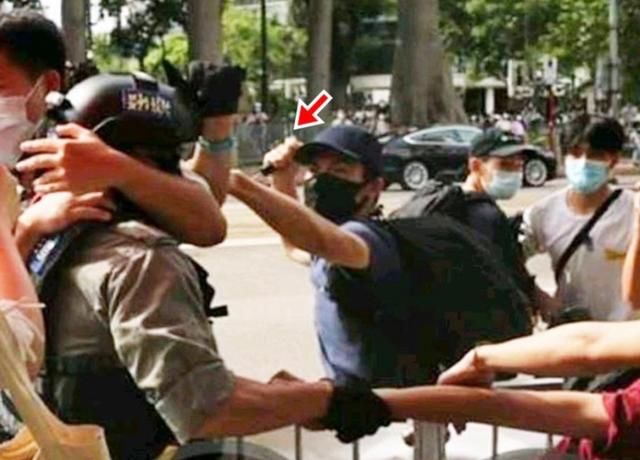 协助|协助刺伤港警暴徒潜逃，两名公务员牵涉其中，一人是民航处主任