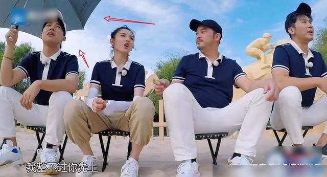  撑起|跑男团成员都规矩坐着，唯有郭麒麟撑起了伞，不愧是“大小姐”