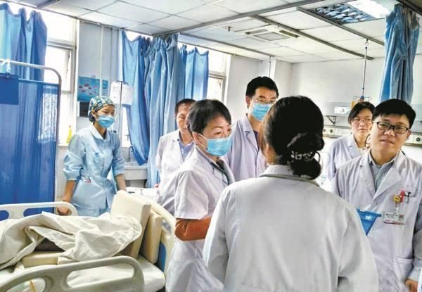 道谢|3岁男孩电梯里放屁，男子让父母带娃就医，事后家长登门道谢