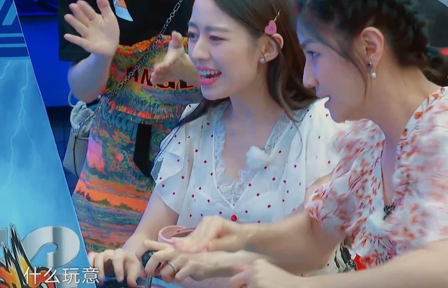  节目|吉娜明明是第一次玩游戏机，看到她跟胡可比赛的结果，这是天才？