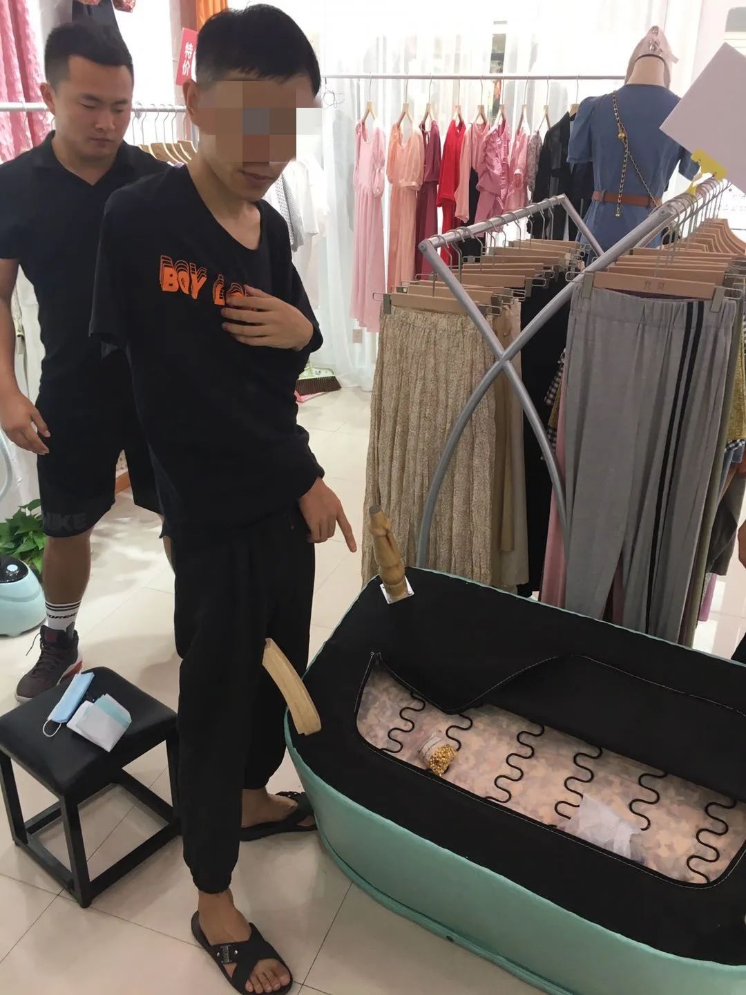  萧山|萧山一金店一夜之间，10余万元的黄金不翼而飞！连监控硬盘也被偷走了！然而……