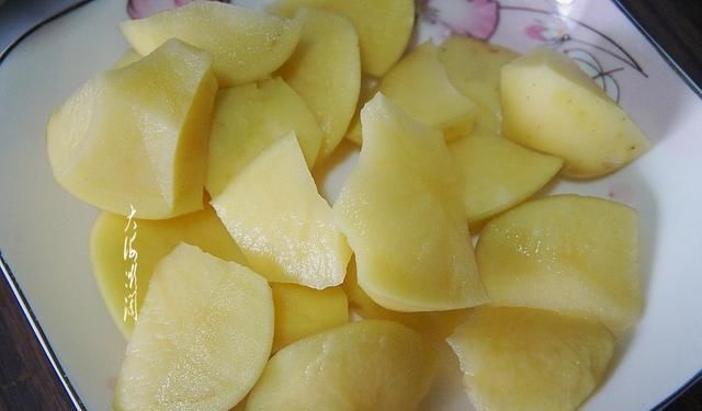  碰上|立秋后，这豆角碰上贵也买，和土豆一起炖好吃到撑，饱腹又营养