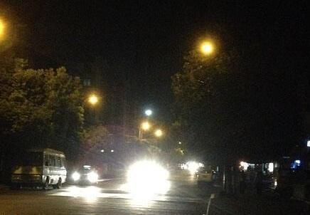  面具|小伙在车后贴骷髅面具，女司机惊吓撞伤老人，交警判定两人都受罚