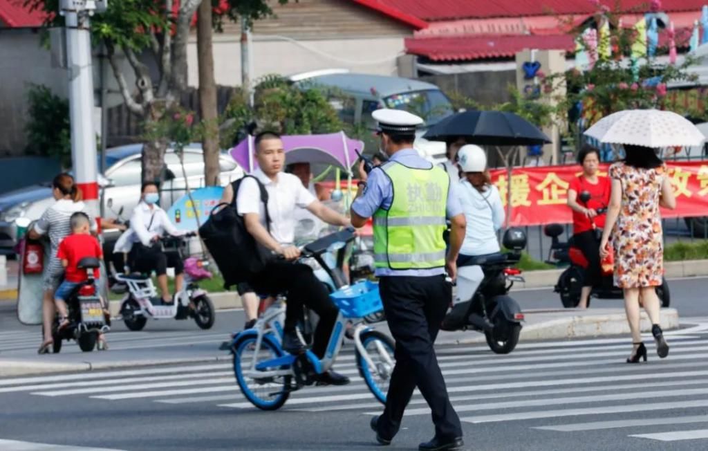 车占用机动车道行驶|美丽海沧，只因这些摆渡人在默默坚守...