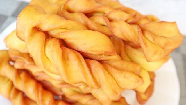 好吃|玉米面最好吃的做法,比馒头简单,比油条还香,出锅全家抢着吃