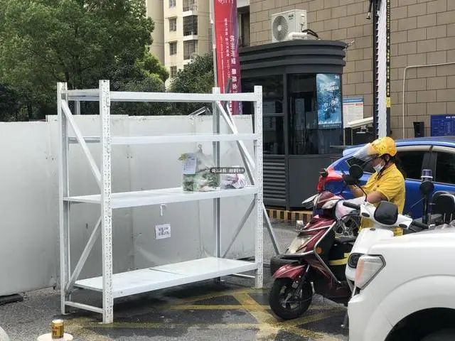  杭州|杭州19岁无症状感染者暂住单元楼临时封闭，2万多只口罩向小区住户发放