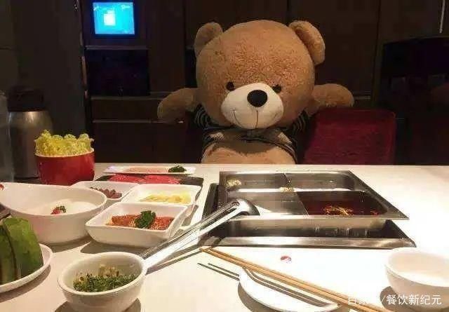 变态|帮顾客换丝袜后,海底捞又一“变态服务”上线,网友:这个必须去