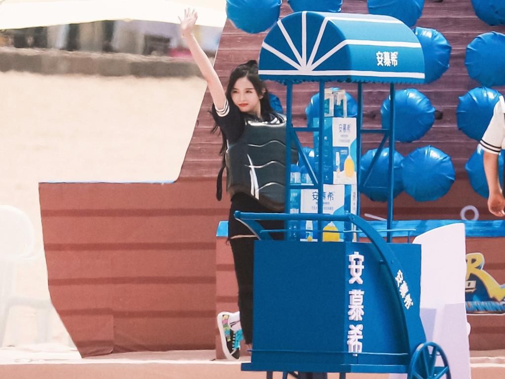  格外|《奔跑吧》吴宣仪路透图流出，腿型格外引人注意，旁人都有压力了