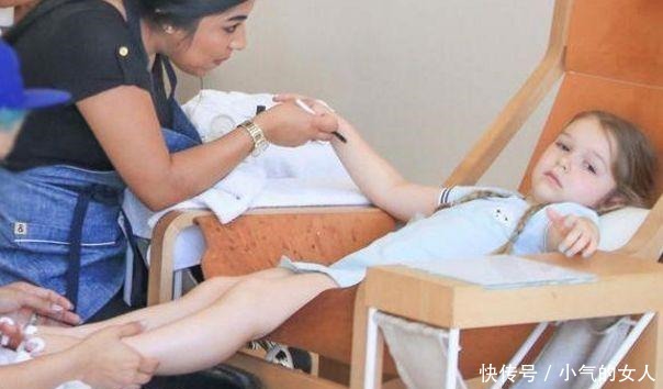 生气|贝克汉姆带儿女去美甲店,二公子罗密欧帅气,生气的小七太可爱了