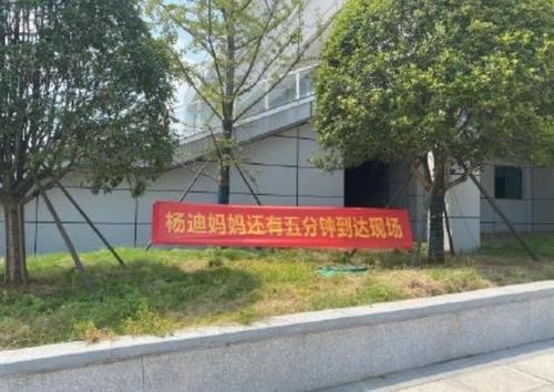 娱乐圈|娱乐圈黑马母子档！妈妈风头盖过儿子，把日子过成了喜剧