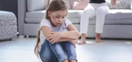  叫好|“踢回去！”6岁女儿被同学踢了，宝妈的动作让网友叫好