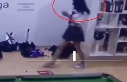 澡堂|男子穿裙子大摇大摆走进女澡堂，偷拍直播3小时，惹怒网友：真丑