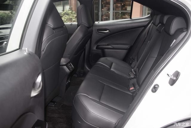  雷克萨斯UX300e|嫌特斯拉做工差？实拍雷克萨斯首款电动SUV 不仅豪华 还更便宜