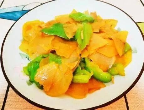  焦香|炒土豆片时，焯水还是煎炸？做对了，土豆片焦香入味，好吃不夹生