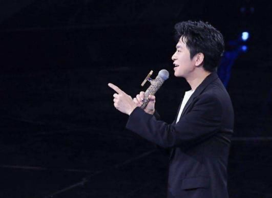  李建和|《我们的歌》第二季第一期，李建和谭咏麟唱粤语歌，听着太难受