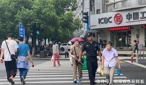 特警|盲人老太太手持拐杖过马路 特警不仅扶住了她 还把她安全送到家