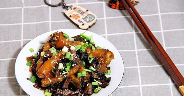 凤爪|美食精选：剁椒腐竹娃娃菜，梅菜炖凤爪，可乐鸡腿，小米蒸排骨