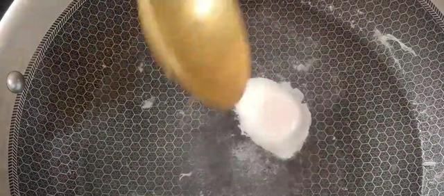  鸡蛋|你做的荷包蛋还会散？学学这个小技巧，以后做荷包蛋百分百不会散
