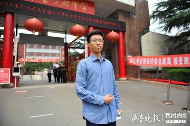  感动|感恩！一考生走出考场张开双臂向众家长深深鞠躬，感动全场