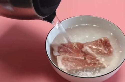 解冻|无论多硬的冻肉，只需加上几滴它，几分钟就解冻，网友：涨知识了