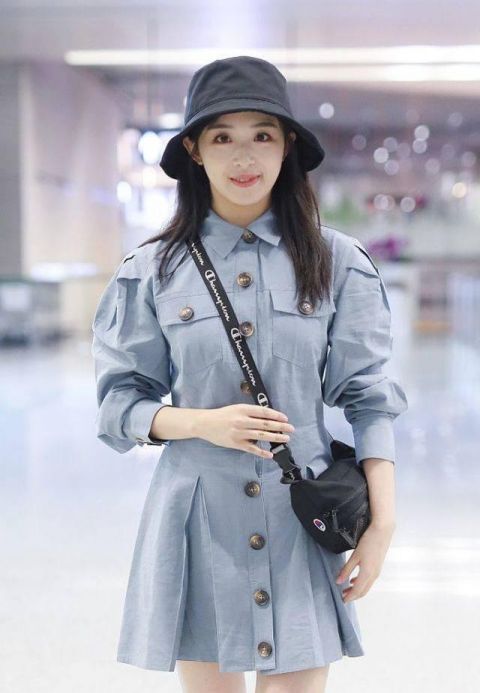  防腐剂|张含韵是吃了“防腐剂”吗？穿衬衣裙尽显少女身材