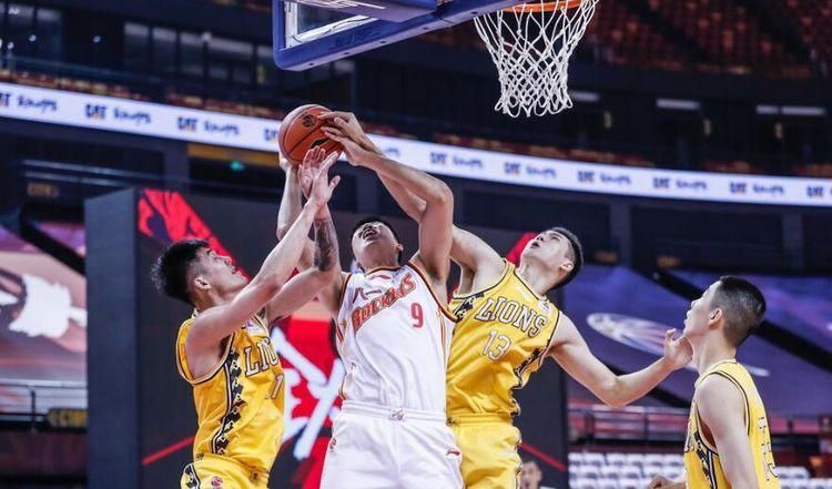 本场比赛|16投12中狂砍28+10力证第一控卫，6失误太扎眼，孙铭徽变搅局者