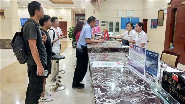  全力|二百考生遭遇“困”境 易门警方全力解困