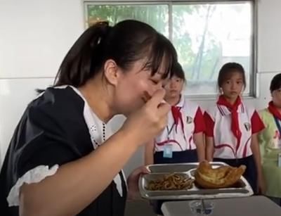校长|吃播你能看，校长当着同学面吃剩饭，你看不下去了？