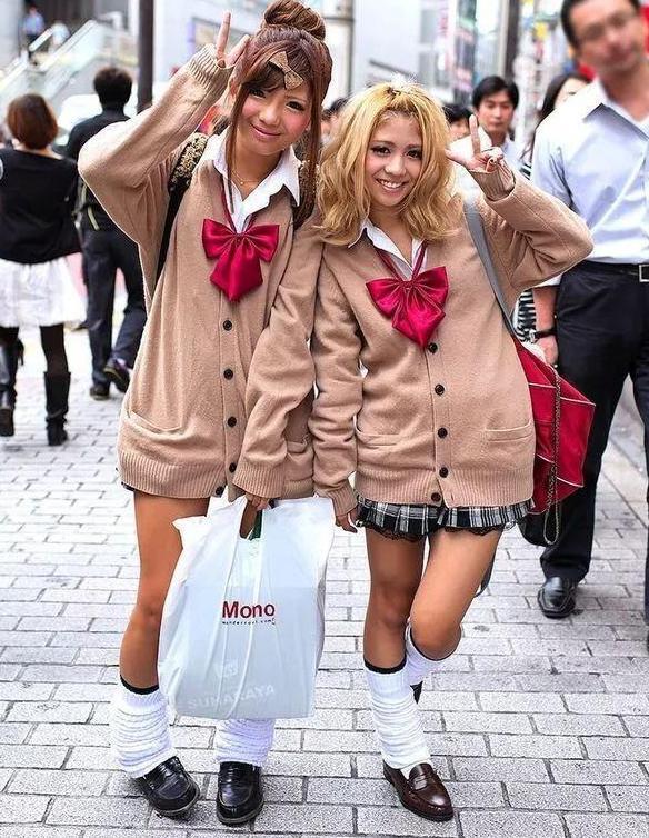  女星|硬凹白瘦幼少女人设的女星，在“辣妹风”面前堪比索然无味豆芽菜